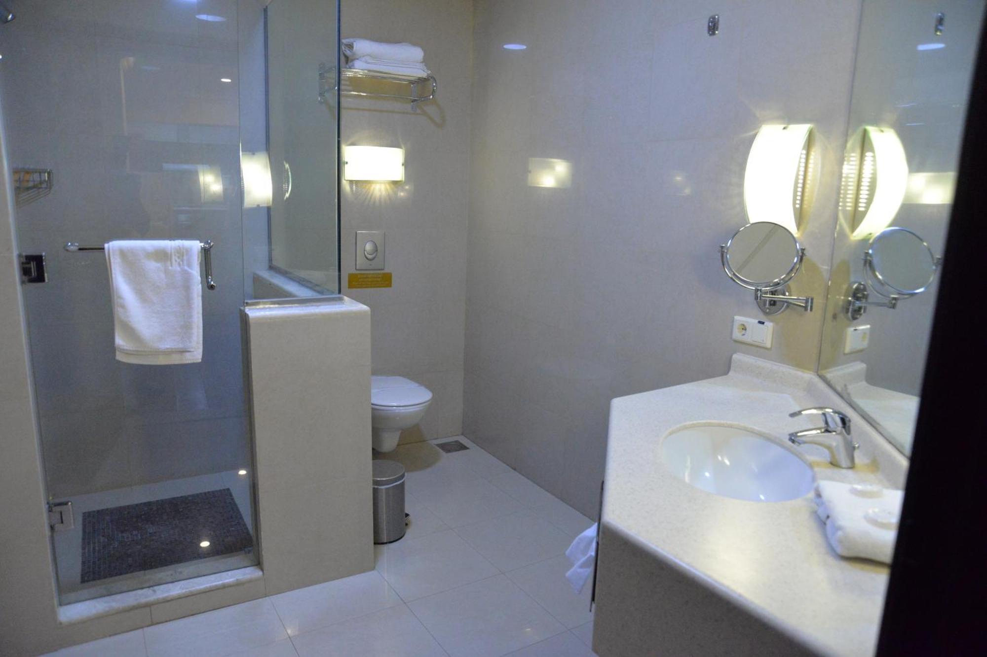 אל חובר The Palace Suites מראה חיצוני תמונה
