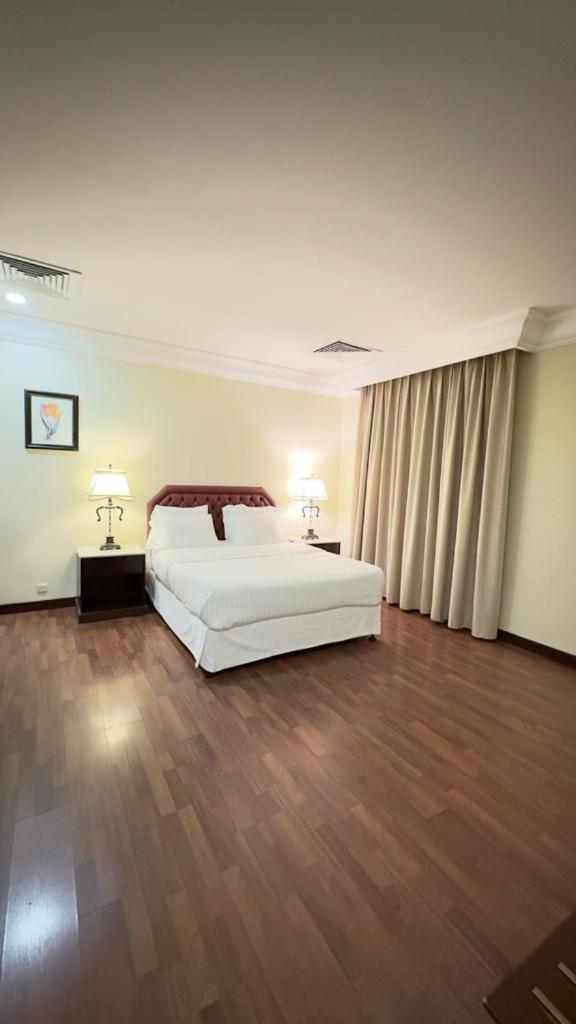 אל חובר The Palace Suites מראה חיצוני תמונה