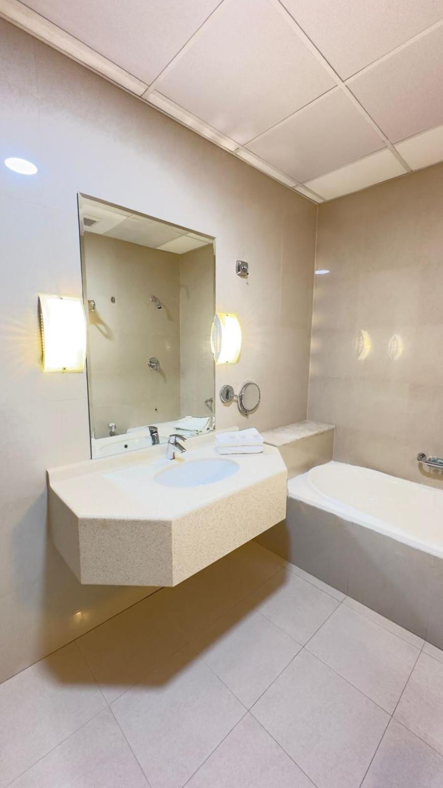 אל חובר The Palace Suites מראה חיצוני תמונה