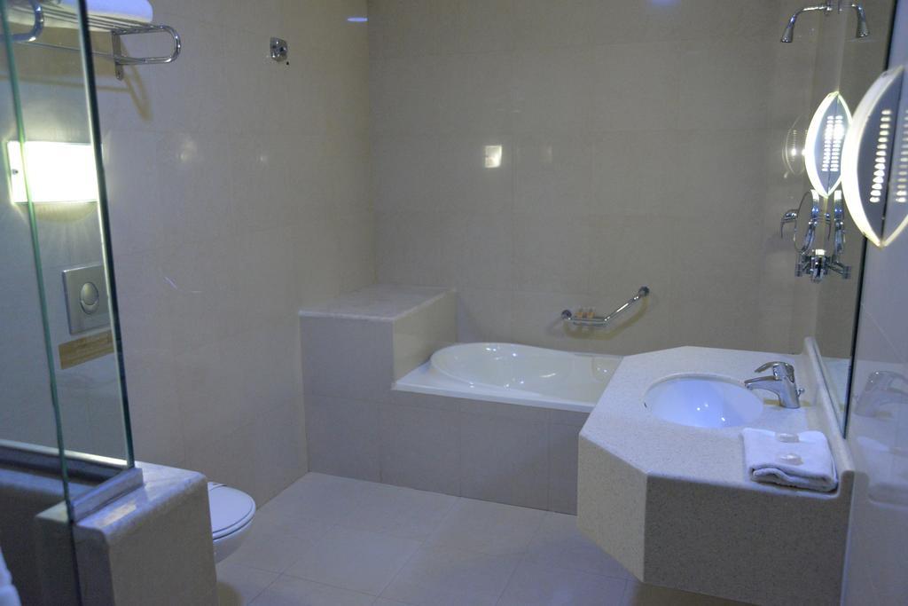 אל חובר The Palace Suites מראה חיצוני תמונה